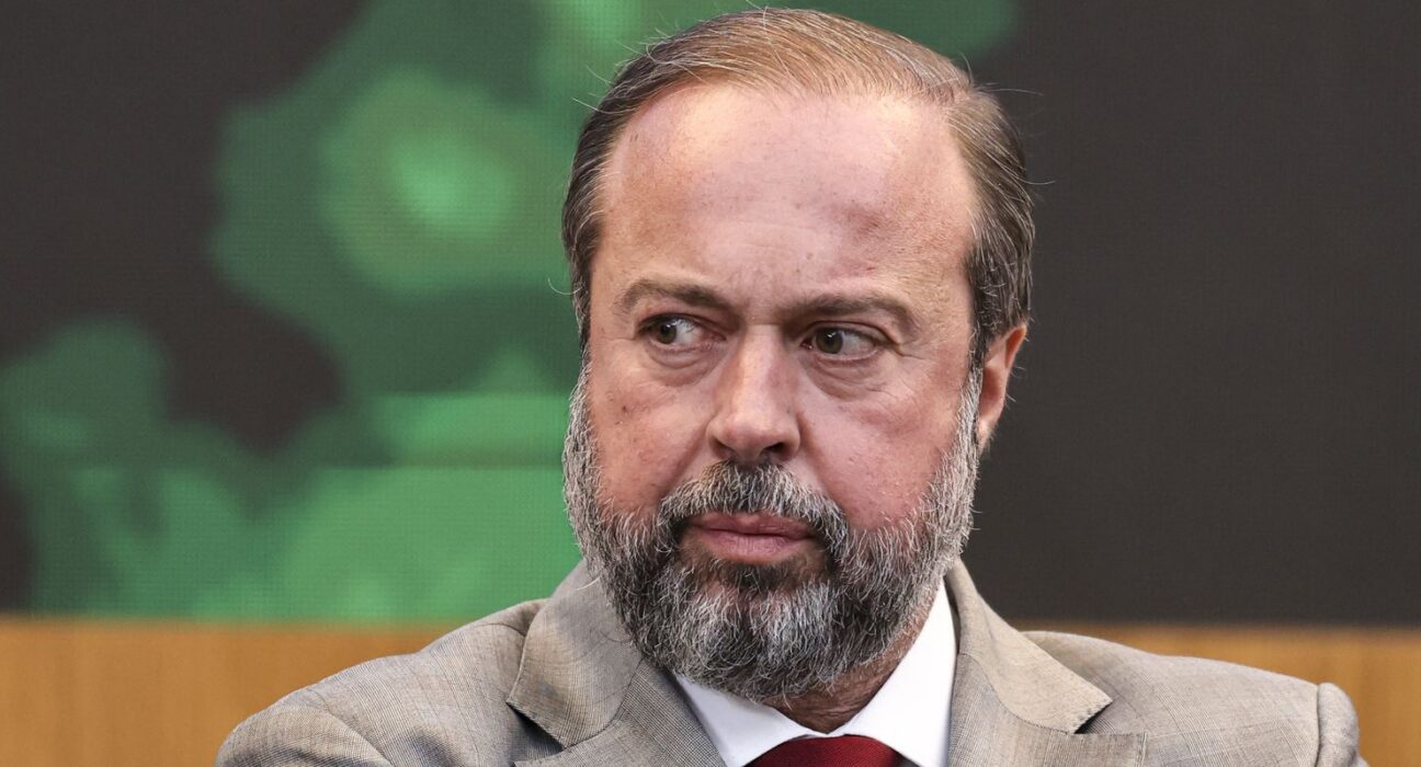 Ministro cobra solução para vazamento de água em minas da Vale