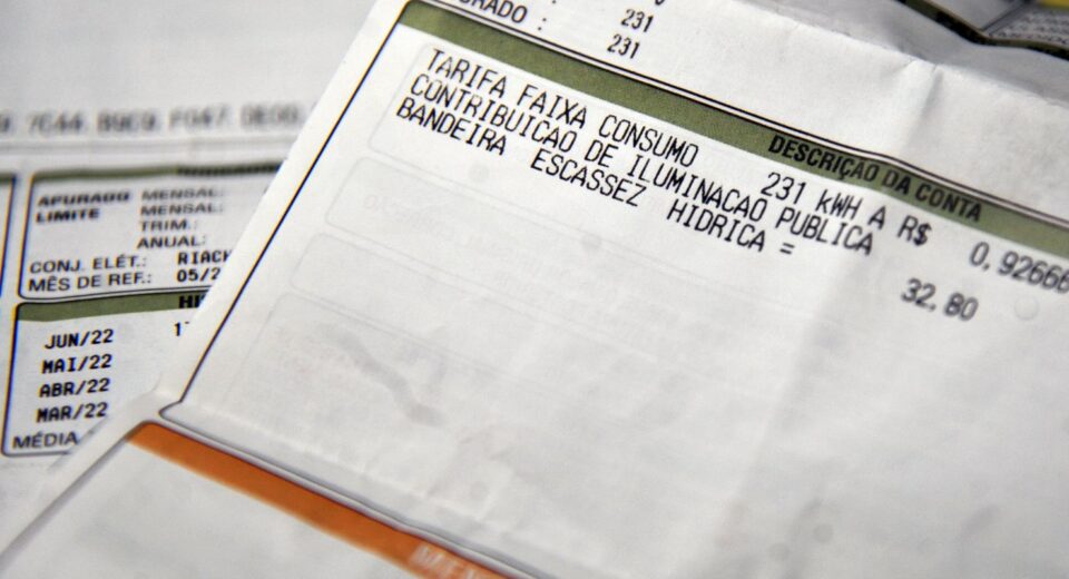 Aneel divulga calendário para anúncio de bandeiras tarifárias em 2026