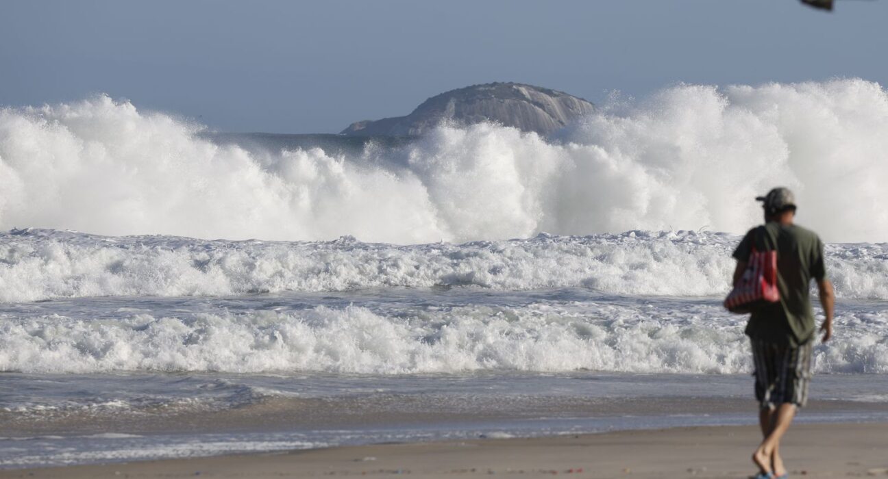 RJ: praias seguem com ressaca e banhistas devem evitar entrar no mar