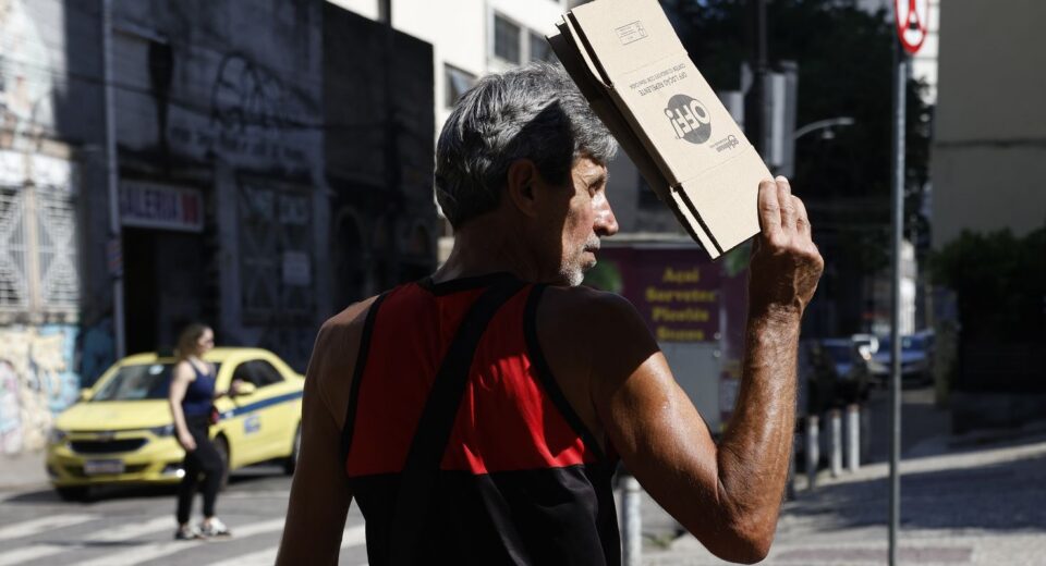 Defensorias acionam Justiça por medidas para enfrentar calor no Rio