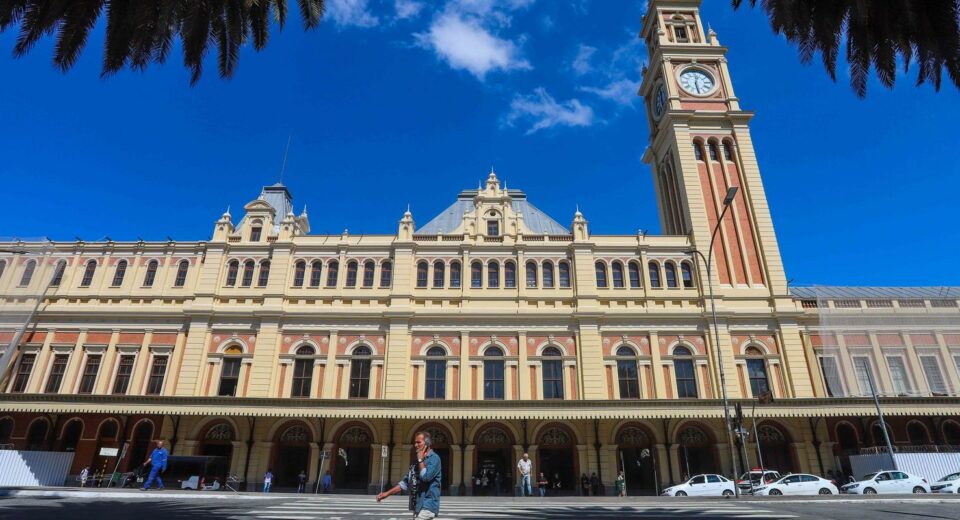 Segunda de céu claro, sol e sensação de calor na capital paulista