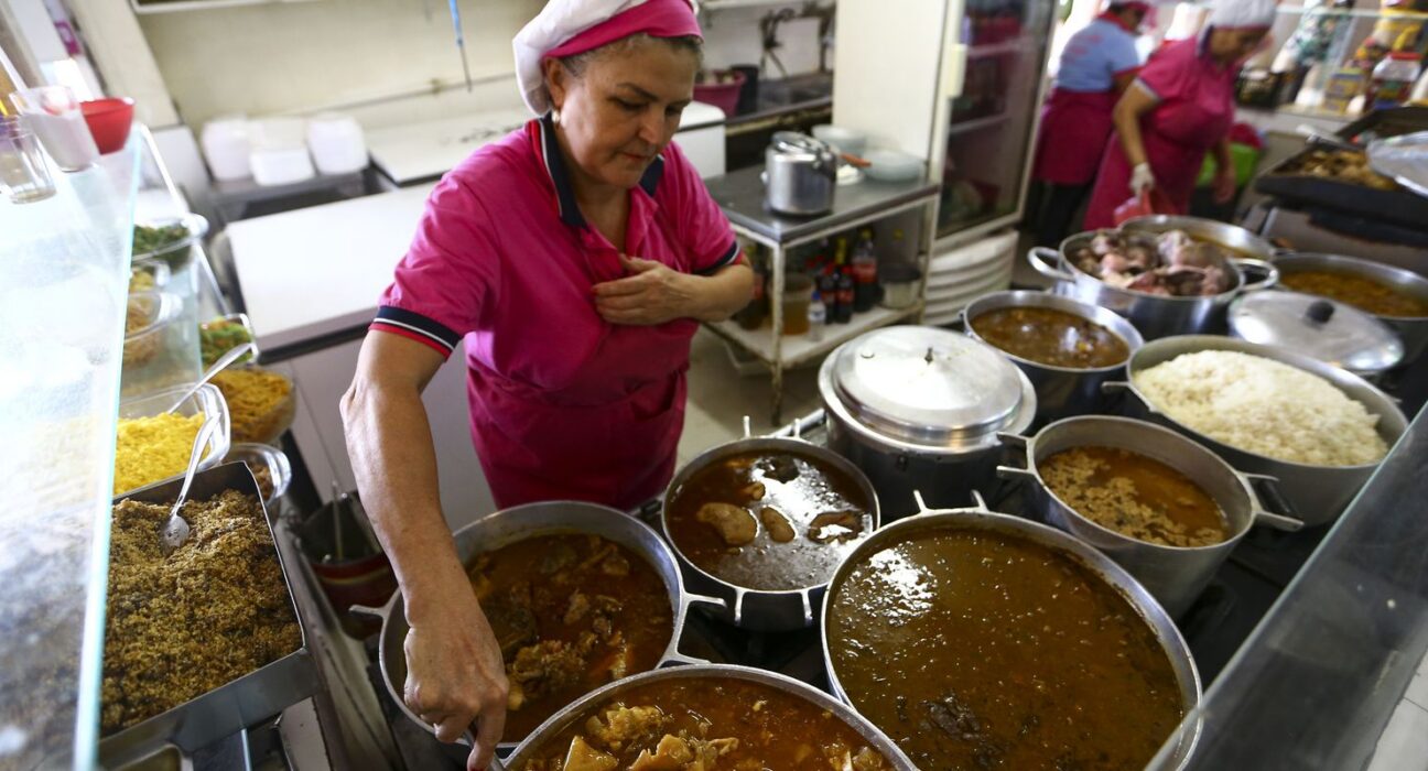 Cresce contratação de pessoas 50+ no comércio e nos serviços em SP