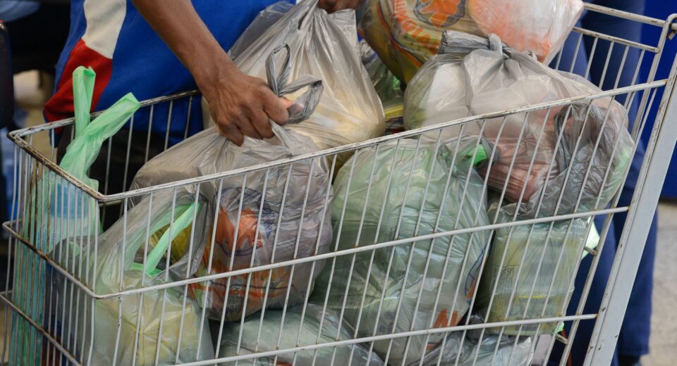Cesta básica cai em todas as capitais do país no 2º semestre de 2025
