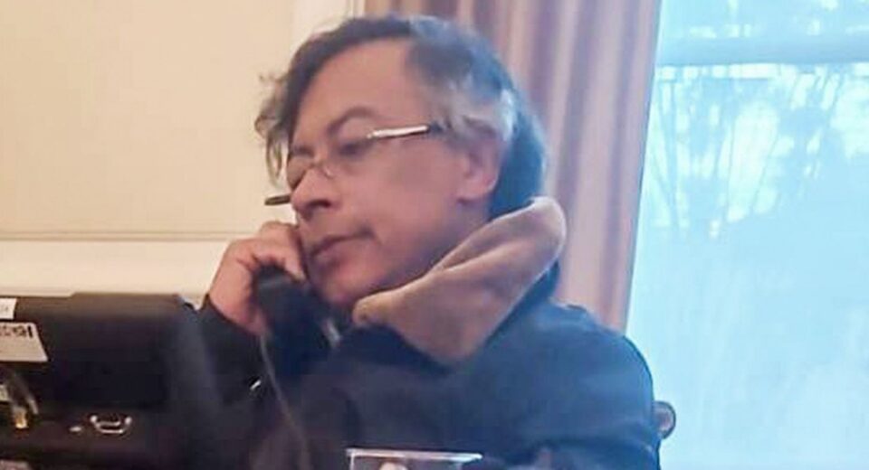 Após ameaças e acusações, Trump conversa com presidente colombiano