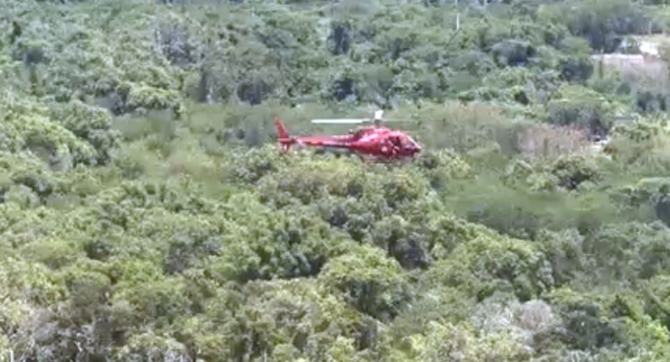 Helicóptero cai na zona oeste do Rio e deixa três pessoas mortas