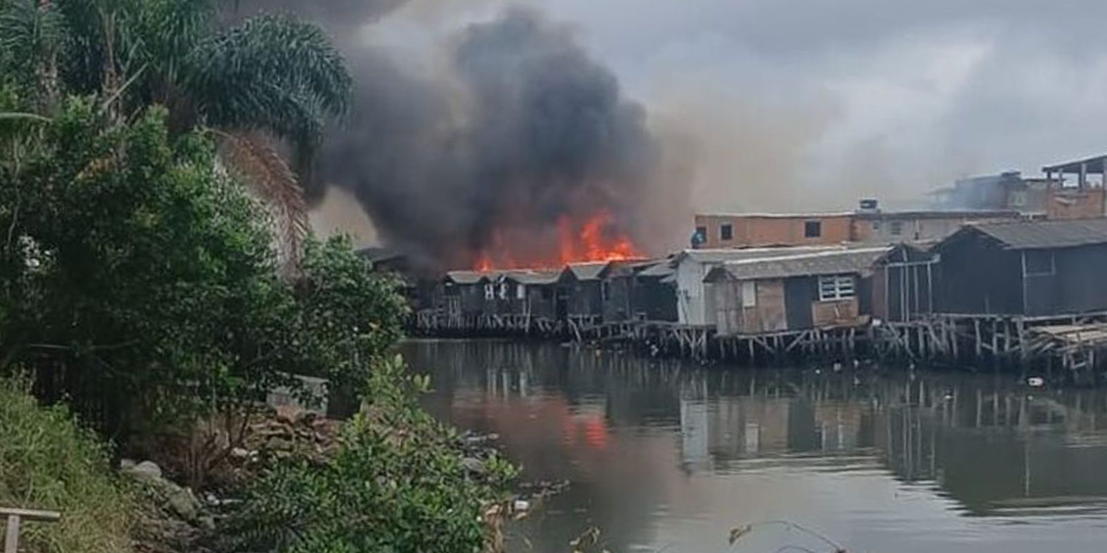 Incêndio destrói sete barracos no Dique da Vila Gilda, em Santos