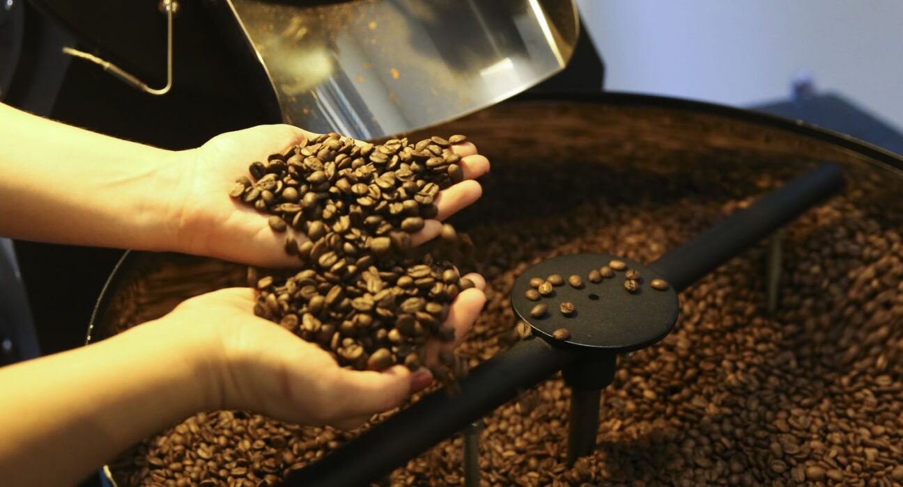 Exportação de café do Brasil cai em 2025, mas bate recorde em receita