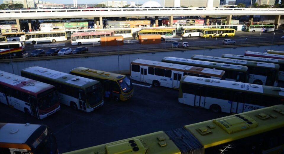 Dezenas de ônibus de uma mesma empresa urbana são apedrejados no DF