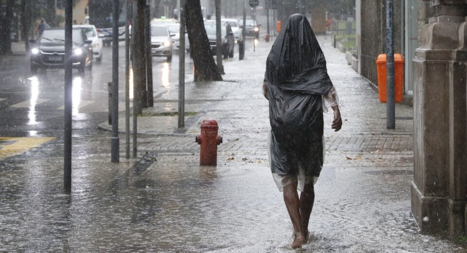 Inmet emite alerta laranja para tempestades no país até sábado