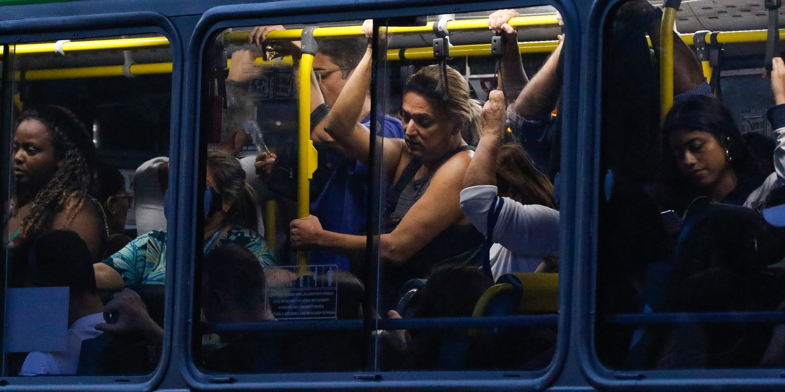 Livro apresenta contrastes do Rio ao examinar linha de ônibus 474