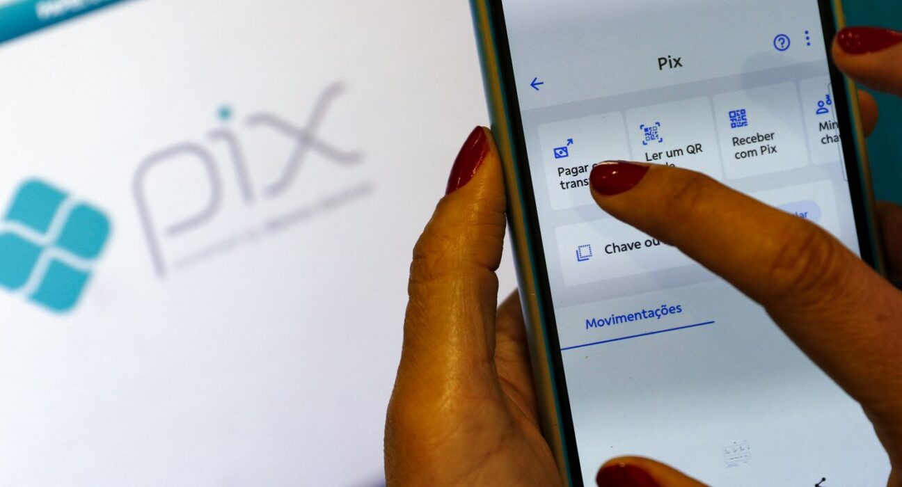 Receita Federal volta a negar taxação do Pix e alerta para golpes