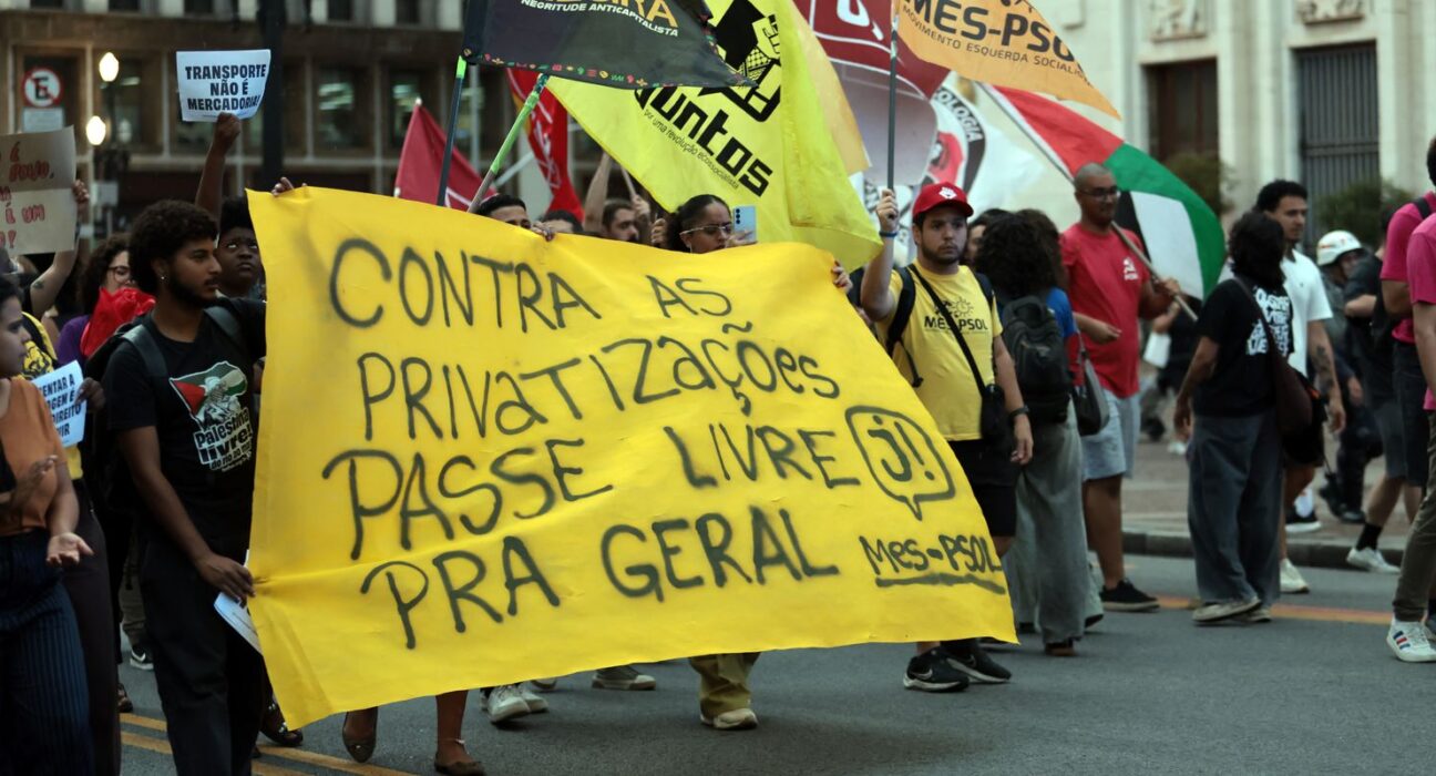 Estudantes protestam contra aumento da tarifa de ônibus em São Paulo