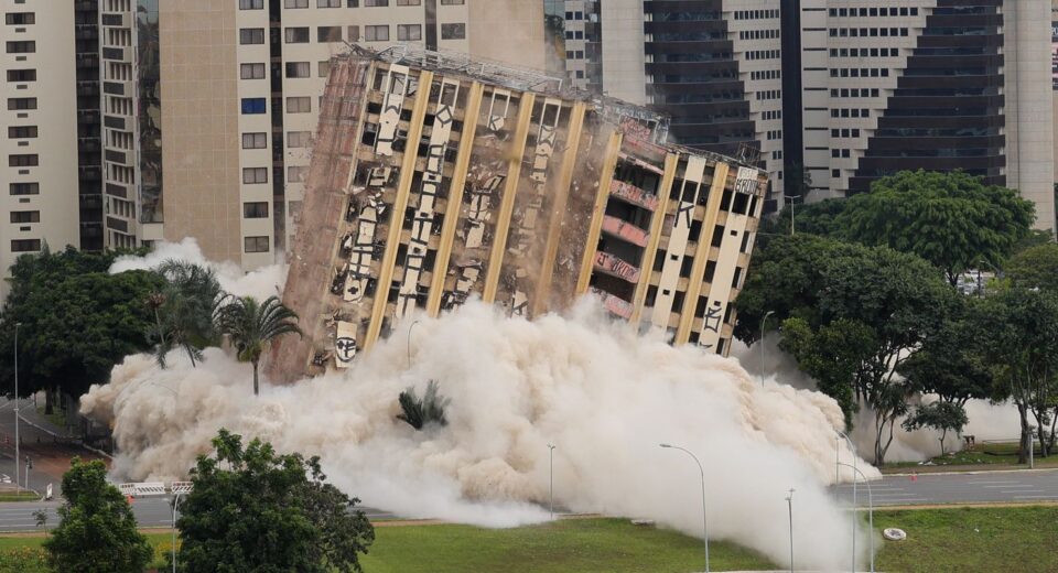 Tradicional hotel de luxo é implodido no centro de Brasília
