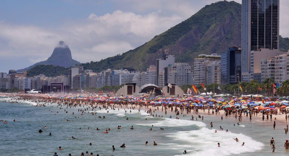 Ressaca leva bombeiros a realizarem 547 salvamentos nas praias do Rio