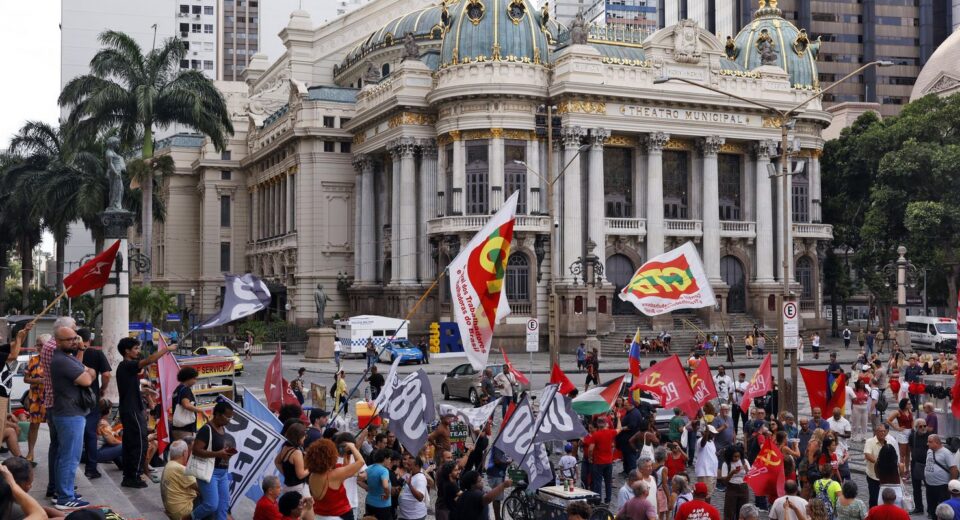 Manifestação no Rio lembra 8 de janeiro e rejeita anistia a golpistas