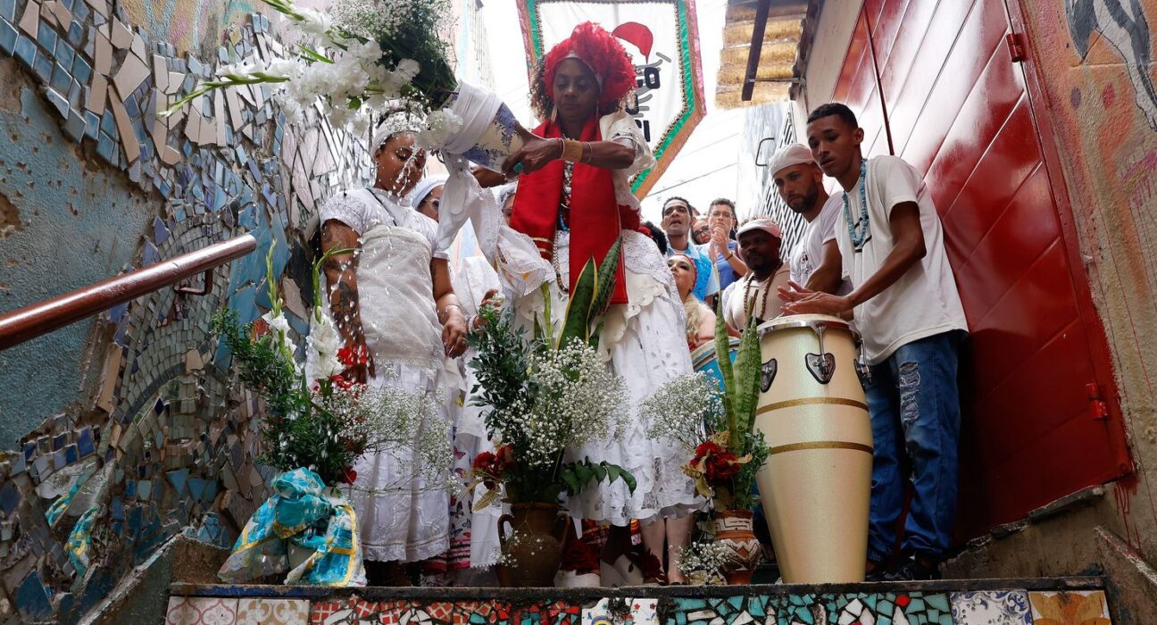 Baianas lavam escadaria em Copacabana em homenagem a Oxóssi