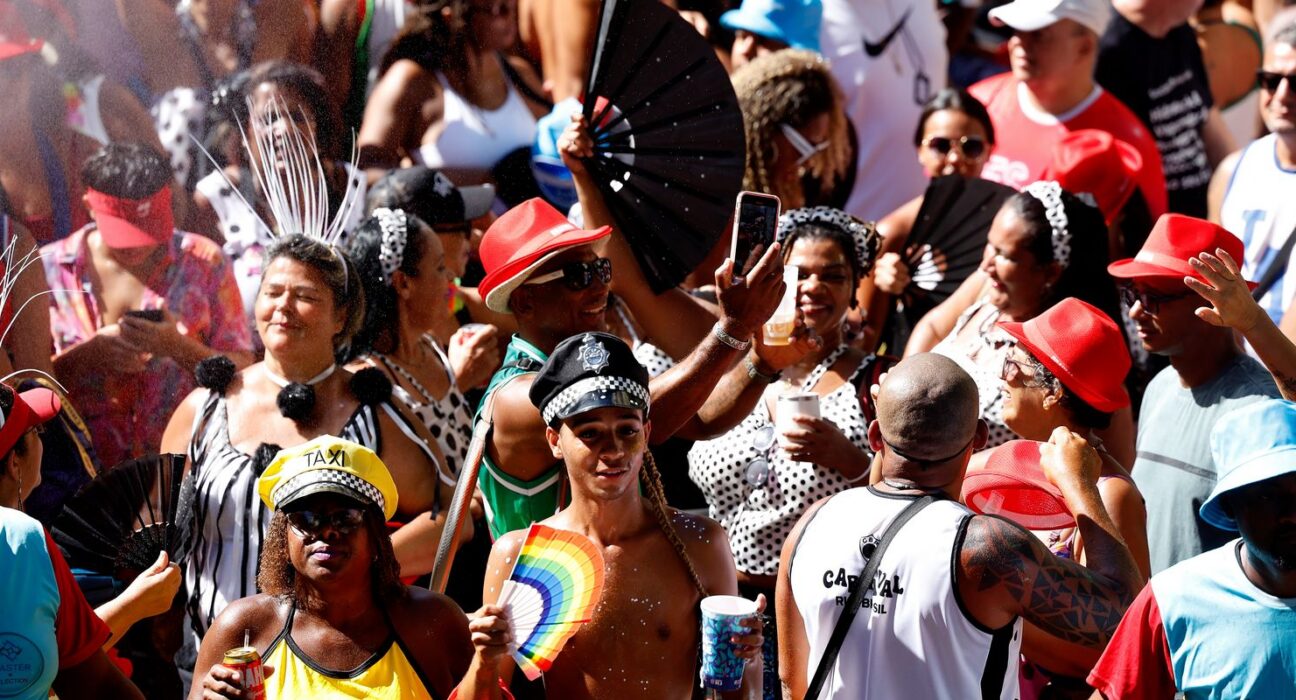 Ativistas denunciam 'blackface' em fantasias de carnaval