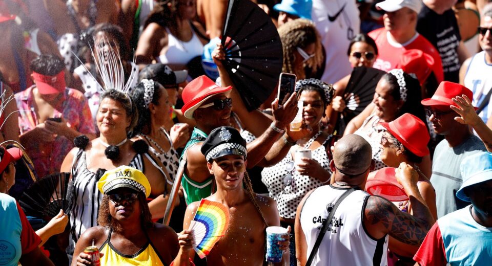 Ativistas denunciam 'blackface' em fantasias de carnaval