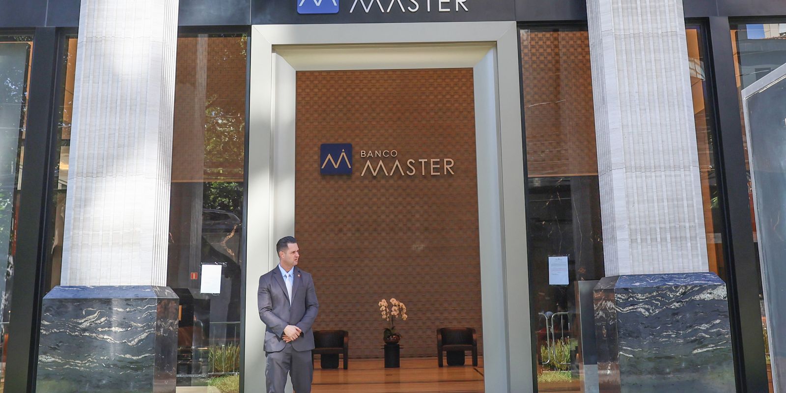 INSS bloqueia repasses a Master por problemas em consignados