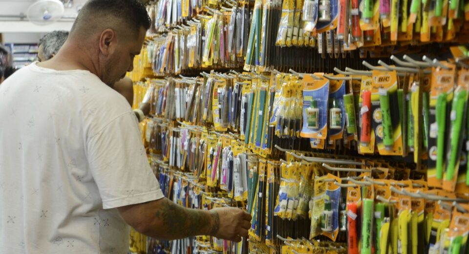 Preço de material escolar pode variar até 276% nas papelarias de SP