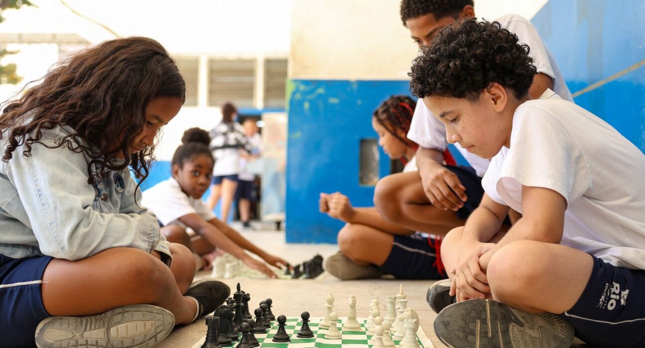 MEC fará pesquisa sobre impacto da restrição de celular nas escolas