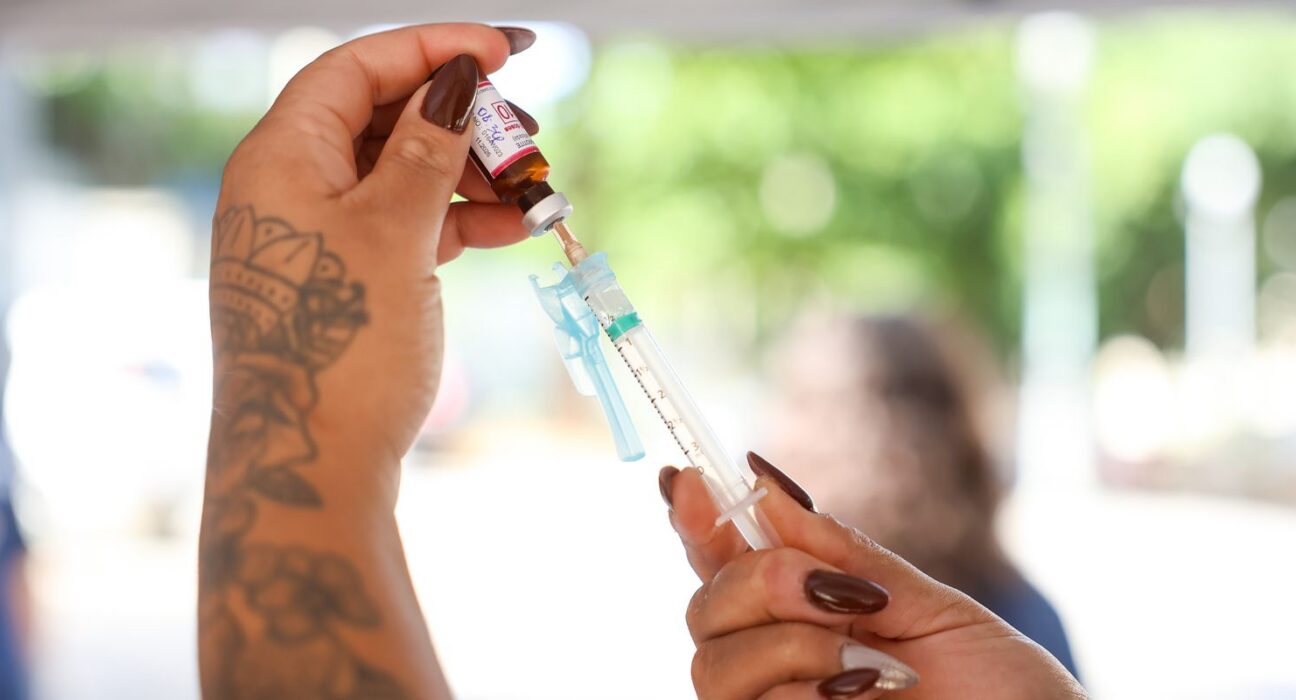 Rio leva vacinação a parques e aeroportos até 12 de fevereiro