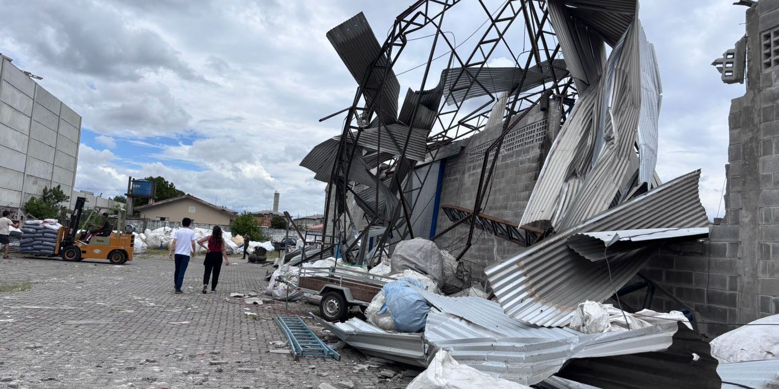 Cidade do Paraná é atingida por ventos fortes de até 180 km/h