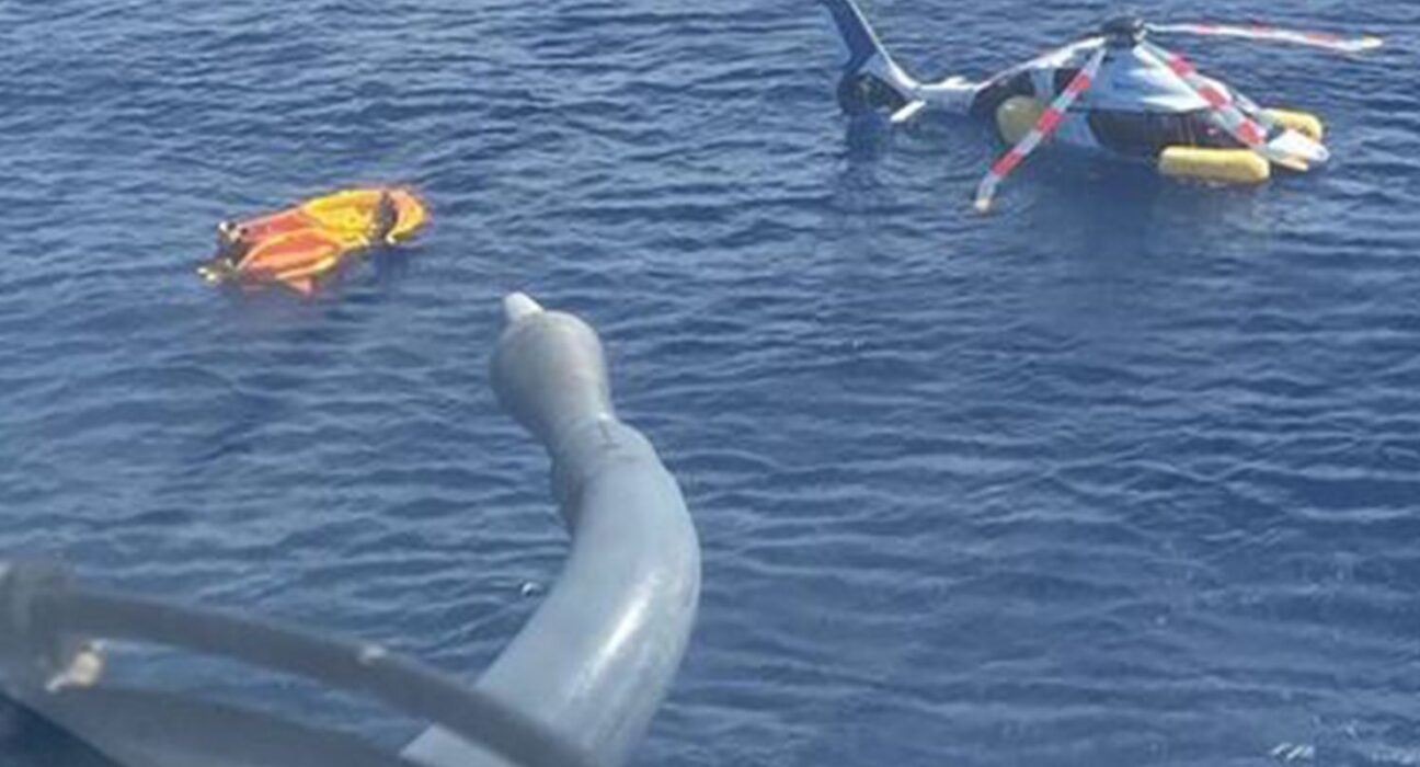 Helicóptero faz pouso forçado no mar em Cabo Frio