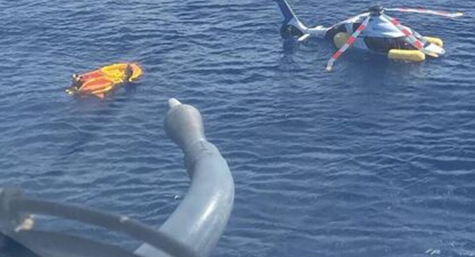 Helicóptero faz pouso forçado no mar em Cabo Frio