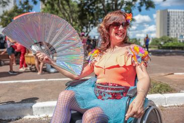 Brasília (DF), 14/02/2026 - Carnaval de rua Bloco Aparelhinho no setor bancário sul, dentista Fabiana Montandon .
Foto: Joédson Alves/Agência Brasil