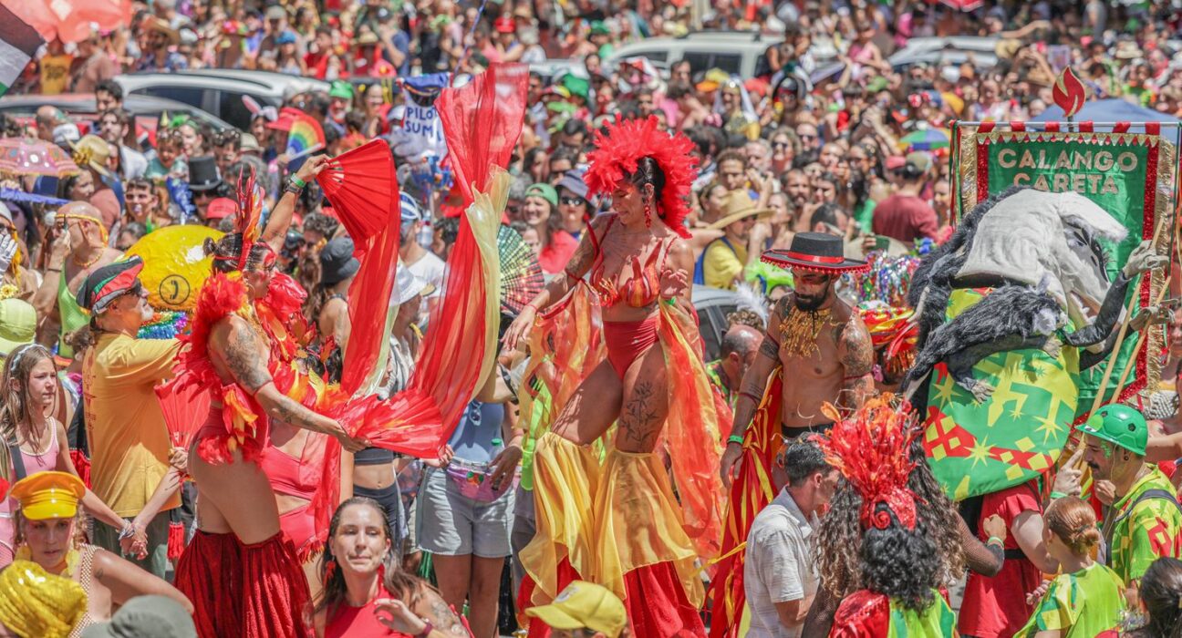 Calango Careta ocupa Brasília com alegorias, orquestra e arte circense