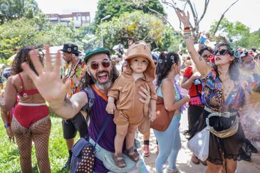 Brasília (DF), 17/02/2026 - Pedro Tarcísio com seu filho Bruno participam do carnaval de rua no Bloco Calango Careta.
Foto: Joédson Alves/Agência Brasil