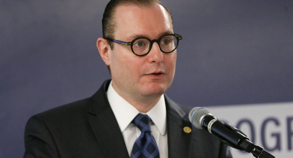 Zanin autoriza empresária a ficar em silêncio na CPMI do INSS