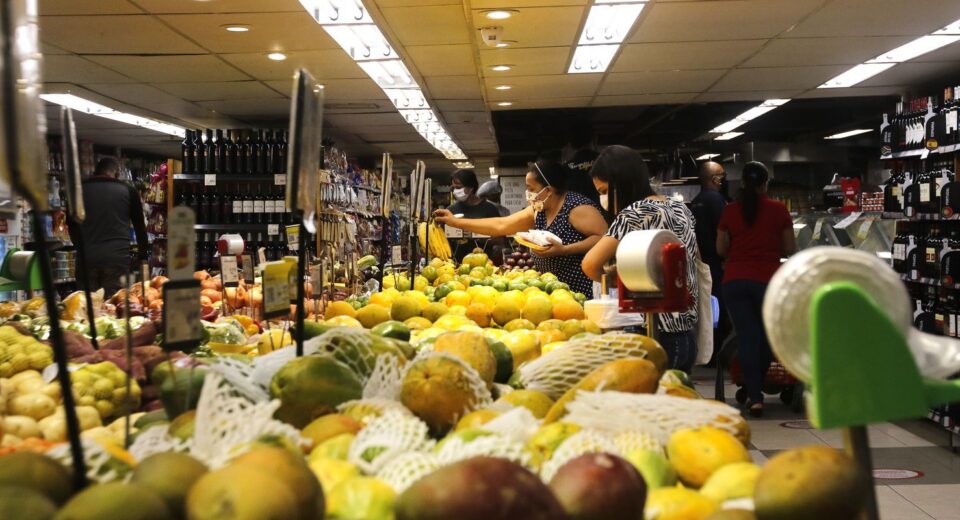 INPC de janeiro sobe 0,39% e acumula alta de 4,3% em 12 meses