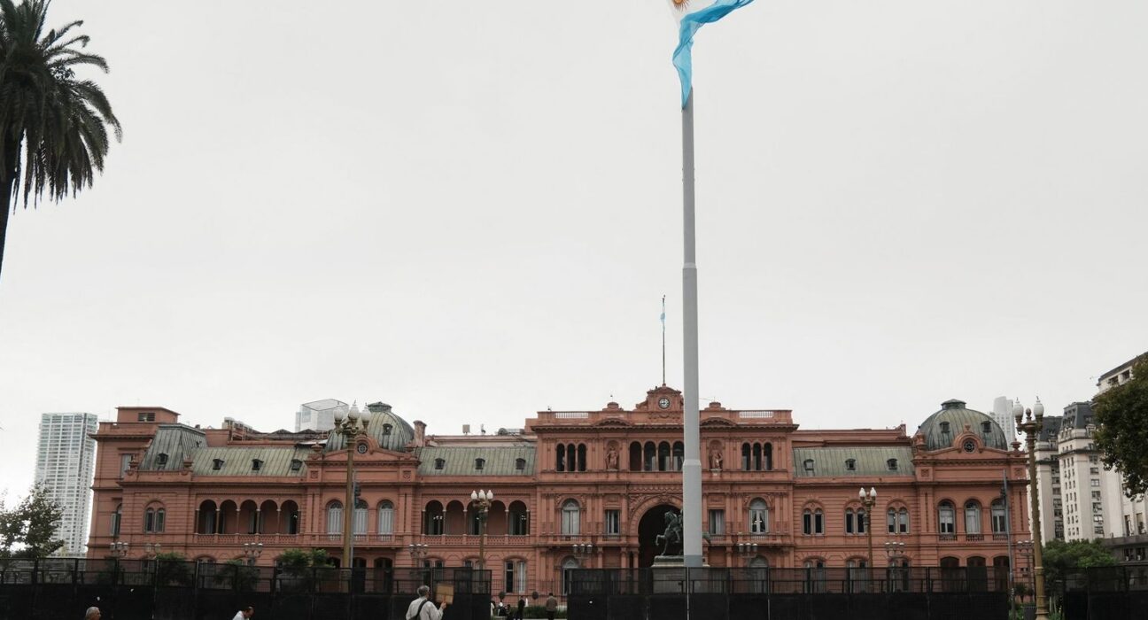 Reforma de Milei aumenta lucro e subjuga trabalhador, diz advogado