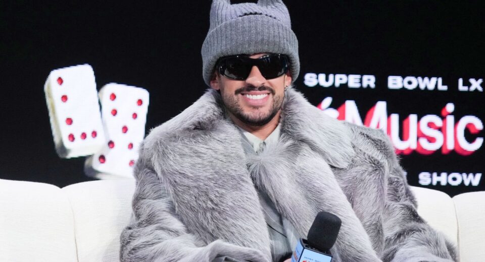 Bad Bunny, vencedor do Grammy e crítico de Trump, canta no Super Bowl