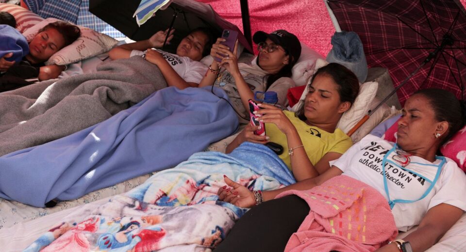 Familiares de presos políticos fazem greve de fome em Caracas