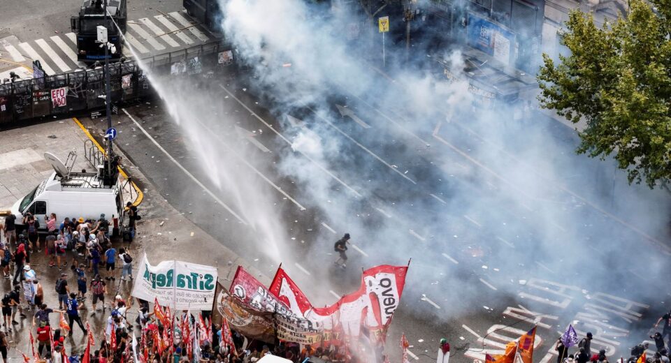 Argentina: reforma de Milei permite jornada de 12 horas e limita greve