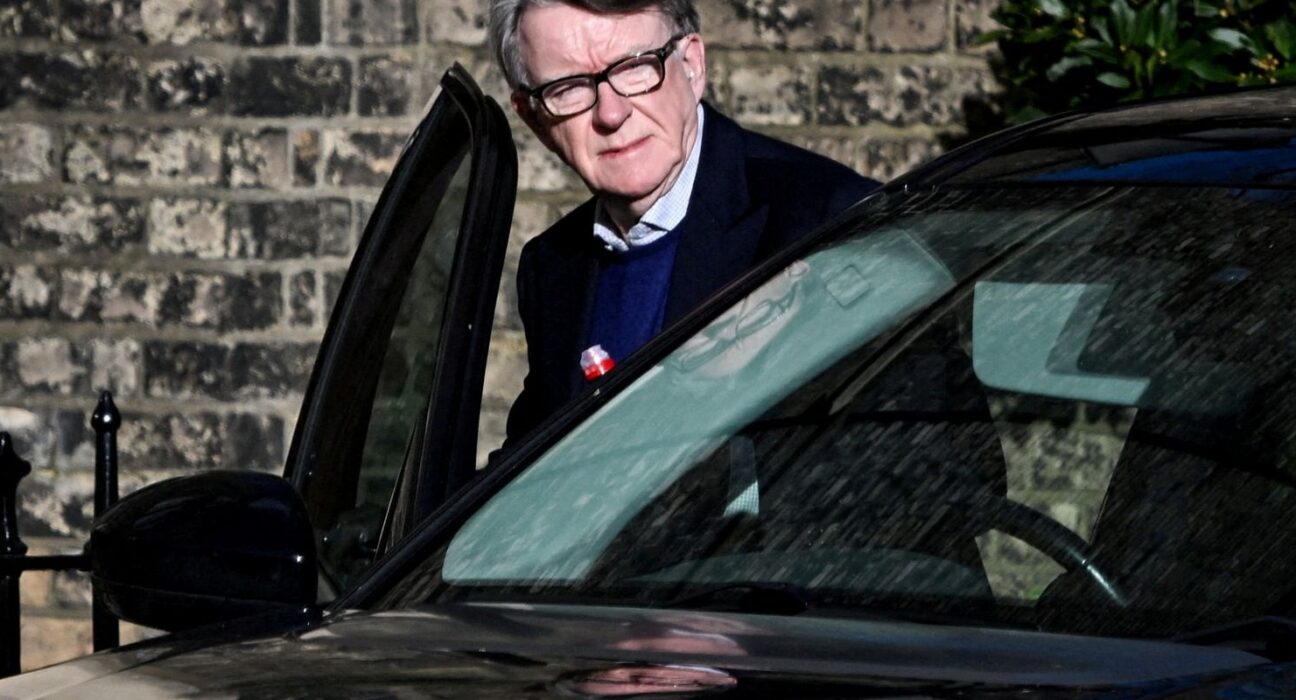 Ex-embaixador britânico é preso após revelações relacionadas a Epstein