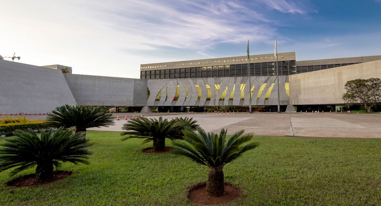 STJ condena conselheiro do TCE-RJ a 13 anos de prisão