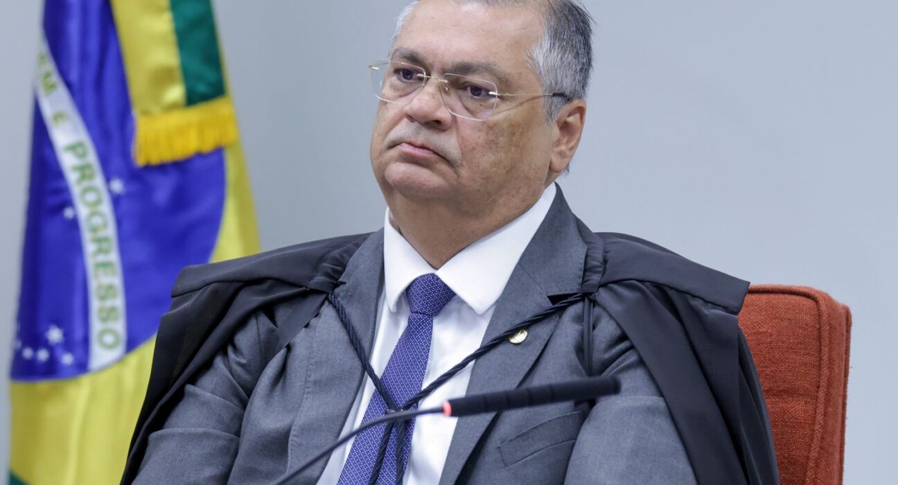 Dino manda suspender pagamento de penduricalhos nos Três Poderes