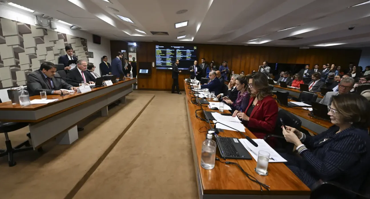 Senadores cobram CVM por suposta omissão no caso do Banco Master