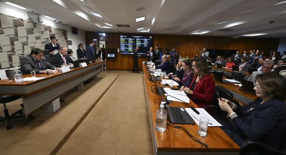 Senadores cobram CVM por suposta omissão no caso do Banco Master