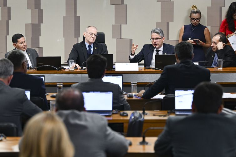 CPI do Crime Organizado (CPICRIME) realiza reunião para apreciação de requerimentos.

 

A finalidade da comissão é apurar a atuação, expansão e o funcionamento de organizações criminosas no território brasileiro, em especial de facções e milícias, de modo a permitir a identificação de soluções adequadas para o seu combate, especialmente por meio do aperfeiçoamento da legislação atualmente em vigor.

 

Mesa:

senador Esperidião Amin (PP-SC);

presidente da CPICRIME, senador Fabiano Contarato (PT-ES);

relator da CPICRIME, senador Alessandro Vieira (MDB-SE) em pronunciamento;

vice-presidente da CPICRIME, senador Hamilton Mourão (Republicanos-RS);

senador Jorge Kajuru (PSB-GO).

 

Foto: Saulo Cruz/Agência Senado