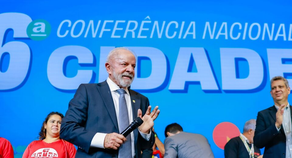 Lula critica Zema por não usar R$ 3,5 bi em obras de prevenção à chuva