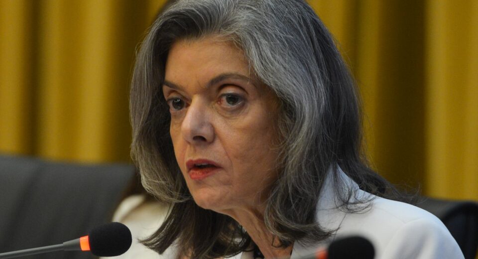 Cármen Lúcia vota contra gratificação de desempenho a inativos do INSS