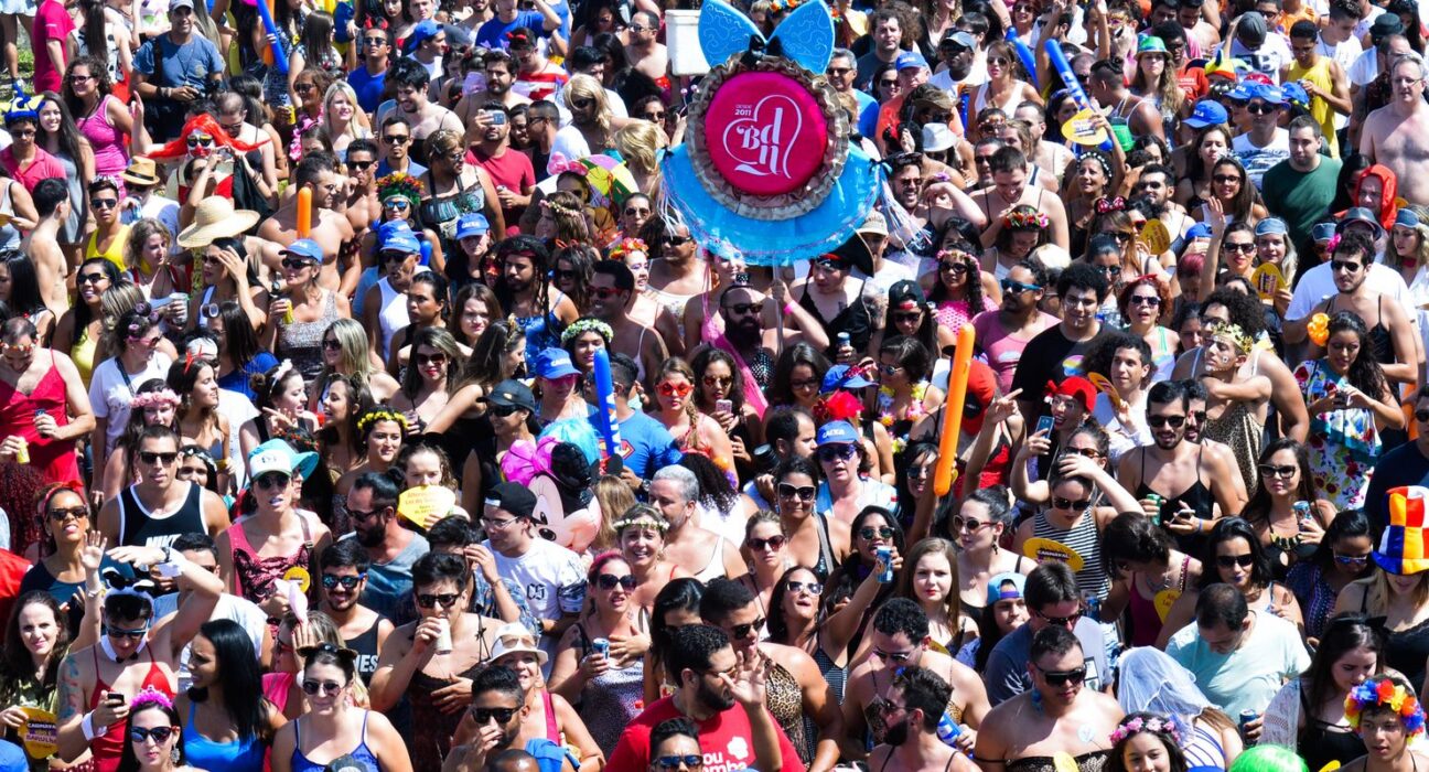 Ministério Público de SP vai investigar superlotação em blocos de rua