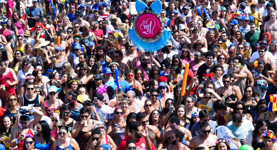 Ministério Público de SP vai investigar superlotação em blocos de rua