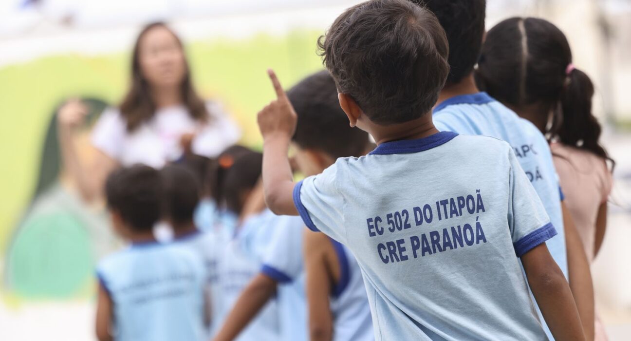 Ensino fundamental atinge 99,5% de frequência; atraso escolar cai