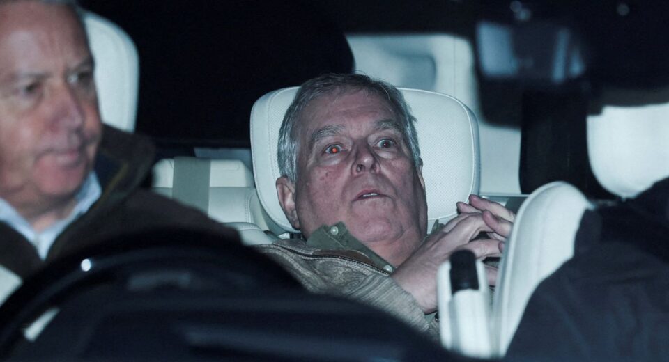 Polícia segue com buscas em mansão, após libertar ex-príncipe Andrew